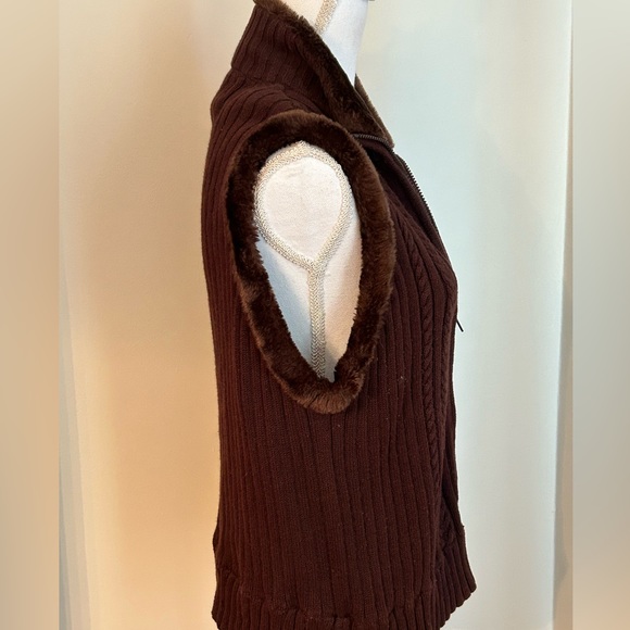 Tiara Vintage Knit Zip-Front Sweater Vest with Faux Fur Trim - Picture 9 of 13